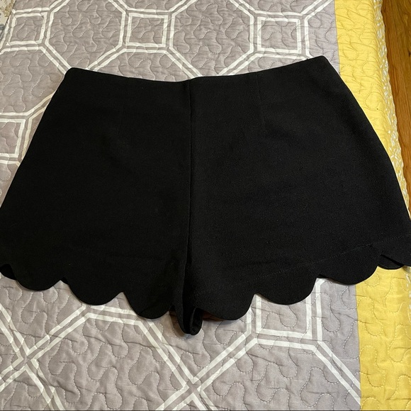 ❌Black Monteau Scallop Shorts - Picture 2 of 4